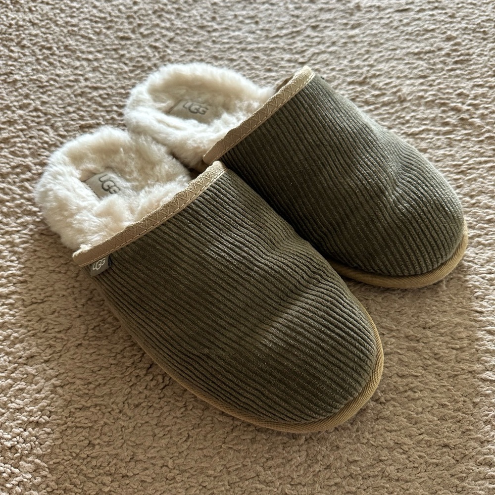UGG Scuff Corduroy Slippers in Moss Green